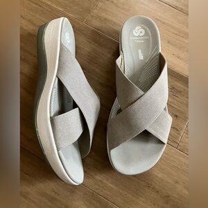 Clarks Cloudstepper taupe slide women’s cross strap shoes. Size 10